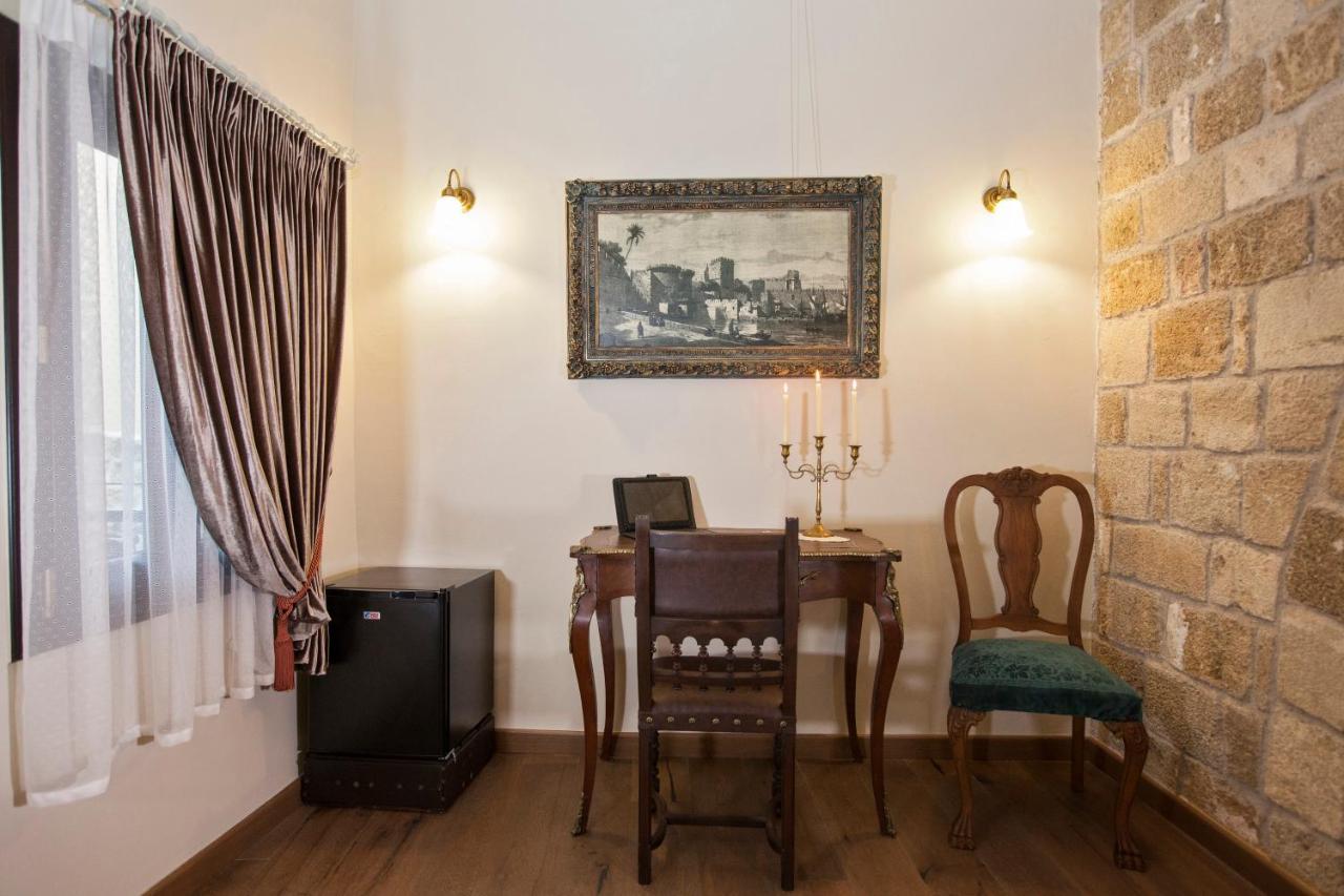 Porolithos Boutique
